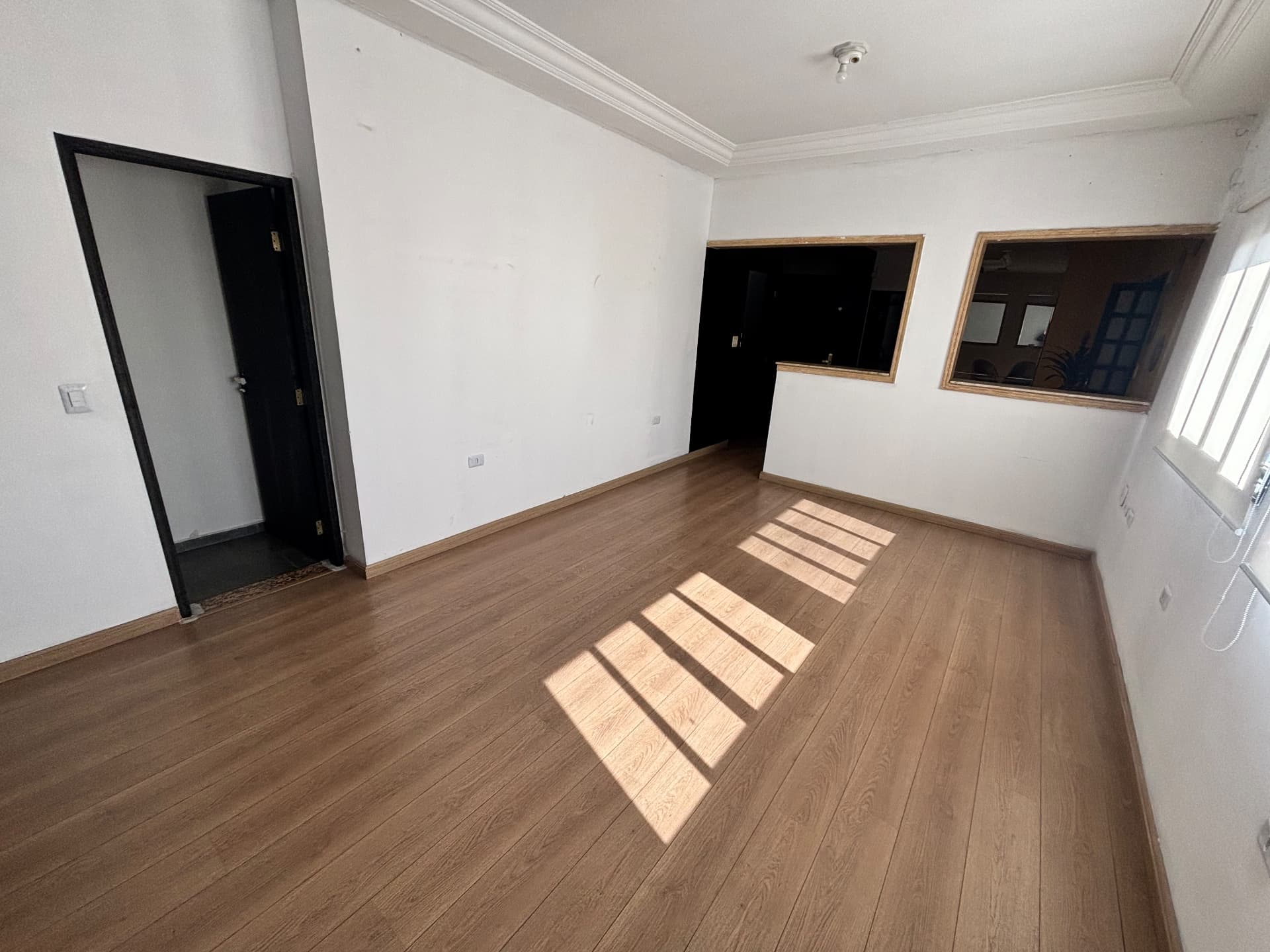 Sala ampla vazia pronta para a montagem do treinamento