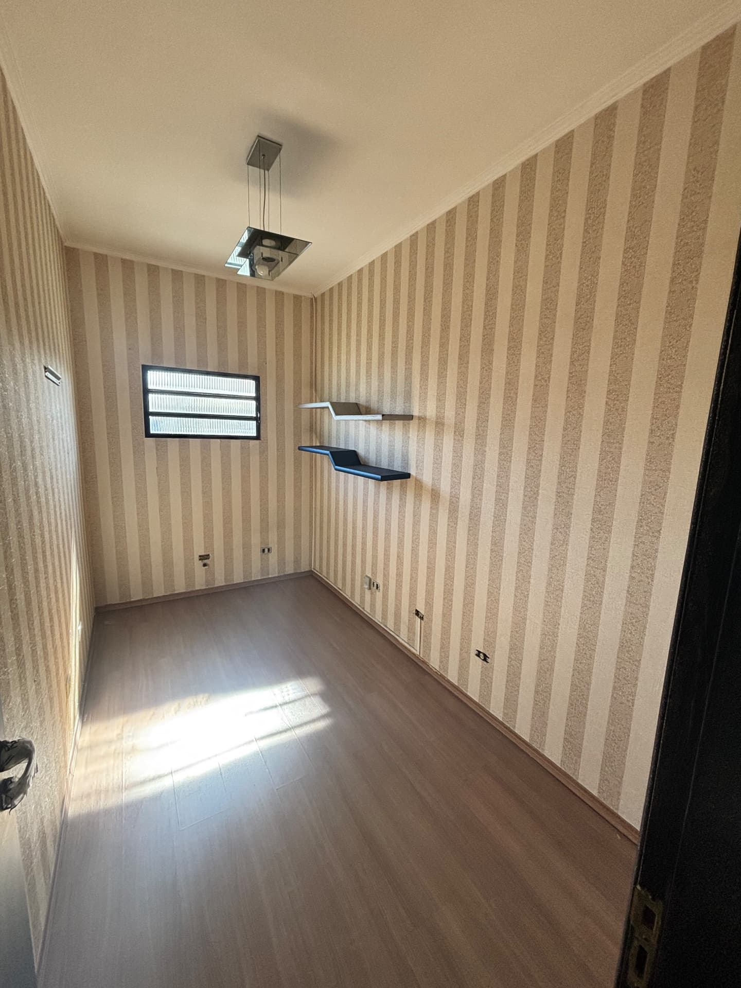 Sala menor vazia, pronta para montar para turmas reduzidas e mentorias