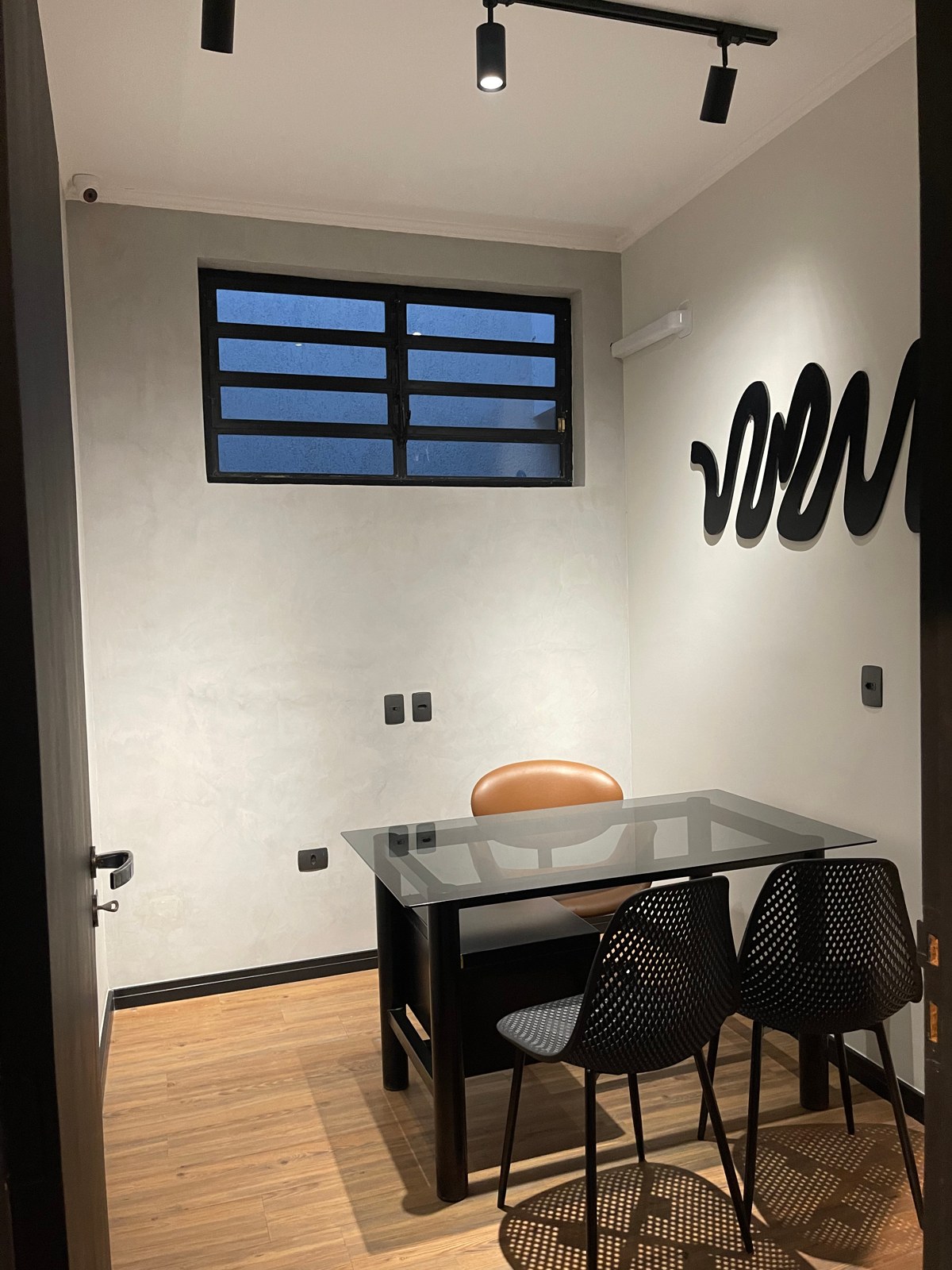 Sala comercial para alugar com mesa de vidro e poltrona de couro no Tower Coworking em São Caetano do Sul